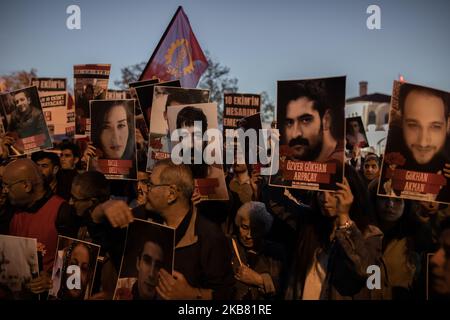 À 10 octobre 2019, des organisations de gauche et d'opposition, ainsi que des familles des victimes se sont rassemblées à Istanbul pour commémorer le bombardement de 10 octobre 2015 Ankara. La foule a scandé des slogans anti-guerre pour protester contre les attaques en cours de la Turquie contre les Kurdes près de la frontière syrienne. Pendant la lecture du communiqué de presse, la police anti-émeutes turque a violemment attaqué la foule avec des gaz lacrymogènes et de nombreuses personnes ont été placées sous garde à vue. (Photo par Erhan Demirtas/NurPhoto) Banque D'Images