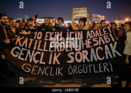 À 10 octobre 2019, des organisations de gauche et d'opposition, ainsi que des familles des victimes se sont rassemblées à Istanbul pour commémorer le bombardement de 10 octobre 2015 Ankara. La foule a scandé des slogans anti-guerre pour protester contre les attaques en cours de la Turquie contre les Kurdes près de la frontière syrienne. Pendant la lecture du communiqué de presse, la police anti-émeutes turque a violemment attaqué la foule avec des gaz lacrymogènes et de nombreuses personnes ont été placées sous garde à vue. Le signe se traduit par «Justice pour 10 octobre - la jeunesse appellera les meurtriers pour rendre des comptes». (Photo par Erhan Demirtas/NurPhoto) Banque D'Images