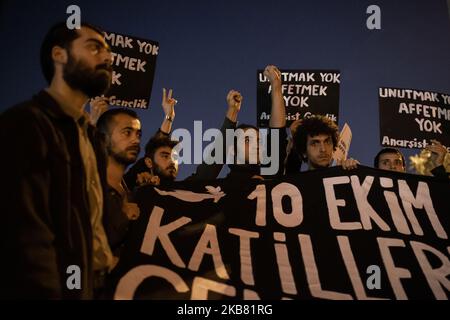 À 10 octobre 2019, des organisations de gauche et d'opposition, ainsi que des familles des victimes se sont rassemblées à Istanbul pour commémorer le bombardement de 10 octobre 2015 Ankara. La foule a scandé des slogans anti-guerre pour protester contre les attaques en cours de la Turquie contre les Kurdes près de la frontière syrienne. Pendant la lecture du communiqué de presse, la police anti-émeutes turque a violemment attaqué la foule avec des gaz lacrymogènes et de nombreuses personnes ont été placées sous garde à vue. (Photo par Erhan Demirtas/NurPhoto) Banque D'Images