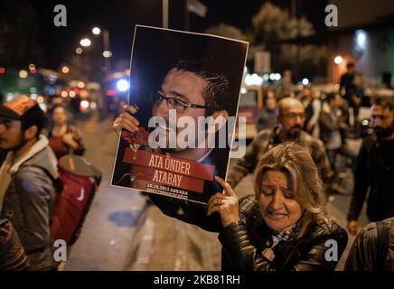 À 10 octobre 2019, des organisations de gauche et d'opposition, ainsi que des familles des victimes se sont rassemblées à Istanbul pour commémorer le bombardement de 10 octobre 2015 Ankara. La foule a scandé des slogans anti-guerre pour protester contre les attaques en cours de la Turquie contre les Kurdes près de la frontière syrienne. Pendant la lecture du communiqué de presse, la police anti-émeutes turque a violemment attaqué la foule avec des gaz lacrymogènes et de nombreuses personnes ont été placées sous garde à vue. (Photo par Erhan Demirtas/NurPhoto) Banque D'Images