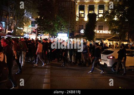À 10 octobre 2019, des organisations de gauche et d'opposition, ainsi que des familles des victimes se sont rassemblées à Istanbul pour commémorer le bombardement de 10 octobre 2015 Ankara. La foule a scandé des slogans anti-guerre pour protester contre les attaques en cours de la Turquie contre les Kurdes près de la frontière syrienne. Pendant la lecture du communiqué de presse, la police anti-émeutes turque a violemment attaqué la foule avec des gaz lacrymogènes et de nombreuses personnes ont été placées sous garde à vue. (Photo par Erhan Demirtas/NurPhoto) Banque D'Images