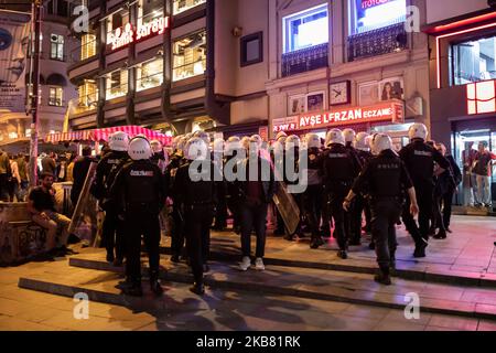 À 10 octobre 2019, des organisations de gauche et d'opposition, ainsi que des familles des victimes se sont rassemblées à Istanbul pour commémorer le bombardement de 10 octobre 2015 Ankara. La foule a scandé des slogans anti-guerre pour protester contre les attaques en cours de la Turquie contre les Kurdes près de la frontière syrienne. Pendant la lecture du communiqué de presse, la police anti-émeutes turque a violemment attaqué la foule avec des gaz lacrymogènes et de nombreuses personnes ont été placées sous garde à vue. (Photo par Erhan Demirtas/NurPhoto) Banque D'Images