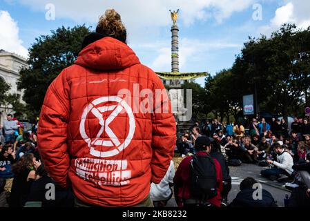 Les militants de l'extinction de la rébellion participent à une assemblée générale pour définir les actions à suivre jeudi, 10 octobre 2019, Alors que des centaines d'activistes du mouvement international d'extinction de la rébellion qui participent actuellement à un mouvement mondial de sensibilisation au changement climatique en occupant la place du Chatelet et le pont au changement à Paris ont commencé leur quatrième jour d'occupation de ces lieux. Pour l'occasion et compte tenu de l'inactivité des gouvernements, ils ont étendu la zone du camp de fortune en occupant également la rue voisine de Rivoli, bloquant ainsi le trafic Banque D'Images