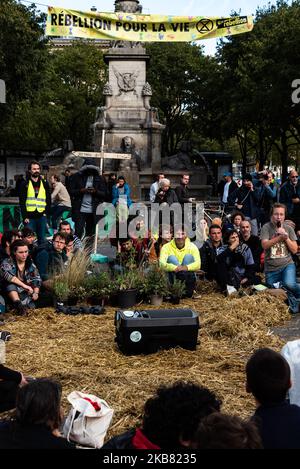 Les militants de l'extinction de la rébellion participent à une assemblée générale pour définir les actions à suivre jeudi, 10 octobre 2019, Alors que des centaines d'activistes du mouvement international d'extinction de la rébellion qui participent actuellement à un mouvement mondial de sensibilisation au changement climatique en occupant la place du Chatelet et le pont au changement à Paris ont commencé leur quatrième jour d'occupation de ces lieux. Pour l'occasion et compte tenu de l'inactivité des gouvernements, ils ont étendu la zone du camp de fortune en occupant également la rue voisine de Rivoli, bloquant ainsi le trafic Banque D'Images