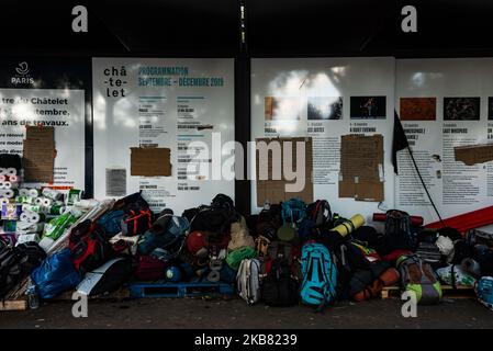 Les sacs à dos des militants de la rébellion d'extinction sont entassés sous l'un des abris centraux de la place du Chatelet le jeudi 10 octobre 2019, Alors que des centaines d'activistes du mouvement international de la rébellion contre l'extinction participent actuellement à un mouvement mondial de sensibilisation au changement climatique en occupant à Paris la place de Chatelet et le pont vers le changement, on a commencé leur quatrième jour d'occupation de ces lieux. Pour l'occasion et face à l'inactivité des gouvernements, ils ont élargi la zone du camp de fortune occupant également la rue de Rivoli située à proximité, Banque D'Images