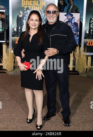 WESTWOOD, LOS ANGELES, CALIFORNIE, États-Unis - OCTOBRE 10 : Gloria Estefan et Emilio Estefan arrivent à la première de Sony Pictures de Los Angeles 'Zombieland Double Tap' tenue au Regency Village Theatre sur 10 octobre 2019 à Westwood, Los Angeles, Californie, États-Unis. (Photo de David Acosta/image Press Agency/NurPhoto) Banque D'Images