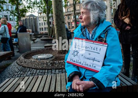 Les gens participent à une manifestation à Cologne, en Allemagne, contre 10 octobre 2019 contre les récentes attaques à Helle. Des centaines de personnes se sont rassemblées autour de la cathédrale de Cologne pour montrer leur soutien en solidarité avec la communauté juive. (Photo par Romy Arroyo Fernandez/NurPhoto) Banque D'Images