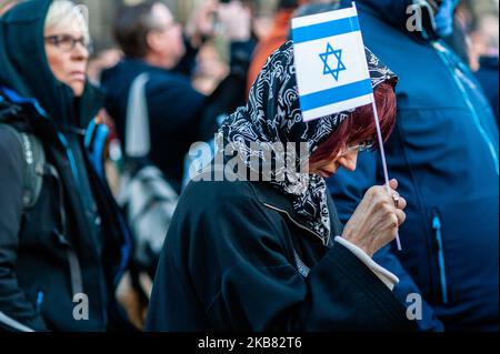 Les gens participent à une manifestation à Cologne, en Allemagne, contre 10 octobre 2019 contre les récentes attaques à Helle. Des centaines de personnes se sont rassemblées autour de la cathédrale de Cologne pour montrer leur soutien en solidarité avec la communauté juive. (Photo par Romy Arroyo Fernandez/NurPhoto) Banque D'Images