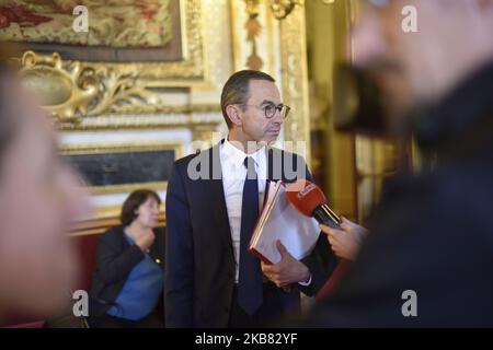 Le sénateur Bruno Retailleau parle devant les caméras de télévision avant l'ouverture du débat sur l'immigration au Sénat français par le Premier ministre Edouard Philippe - 09 octobre 2019, Paris (photo de Daniel Pier/NurPhoto) Banque D'Images