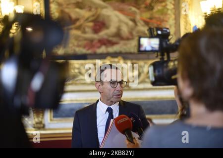 Le sénateur Bruno Retailleau parle devant les caméras de télévision avant l'ouverture du débat sur l'immigration au Sénat français par le Premier ministre Edouard Philippe - 09 octobre 2019, Paris (photo de Daniel Pier/NurPhoto) Banque D'Images
