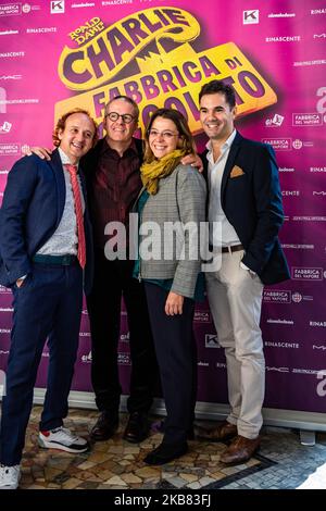 Ernst Knam, Christian Ginepro, Federico Bellone, Anna Scavuzzo participant au photocall de la comédie musicale 'Charlie e la Fabbrica di CIOCCOLATO' lors de la conférence de presse du 11 octobre 2019 à Milan, Italie. (Photo de Valeria Portinari/NurPhoto) Banque D'Images