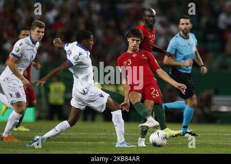 Joao Felix du Portugal (R) vies pour le ballon avec Leandro Barreiro Martins du Luxembourg (L) pendant le match de qualification Euro 2020 entre le Portugal et le Luxembourg, à Lisbonne, sur 11 octobre 2019. (Photo de Carlos Palma/NurPhoto) Banque D'Images