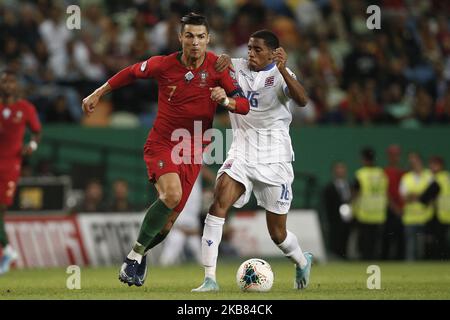 Cristiano Ronaldo du Portugal (L) rivalise avec Leandro Barreiro Martins du Luxembourg lors du match de qualification Euro 2020 entre le Portugal et le Luxembourg, à Lisbonne, sur 11 octobre 2019. (Photo de Carlos Palma/NurPhoto) Banque D'Images