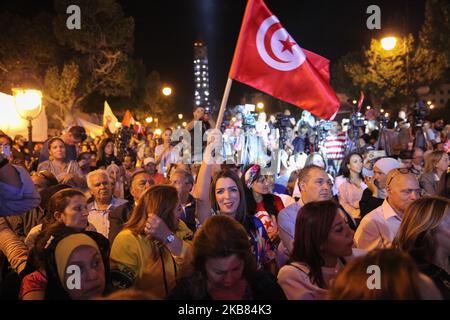 Une femme soutient le drapeau de la Tunisie alors qu'elle assiste à un rassemblement de Nabil Karoui, candidat pour le deuxième tour de l'élection présidentielle tunisienne et leader de Qalb Tounes, Ou au coeur du parti tunisien, tenu sur l'avenue Habib Bourguiba dans la capitale Tunis sur 11 octobre 2019, avant le silence électoral qui commence à minuit. (Photo de Chedly Ben Ibrahim/NurPhoto) Banque D'Images