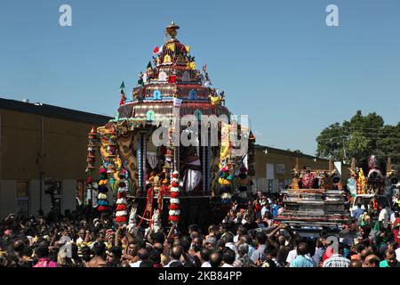 Les fidèles hindous tamouls prennent part à une procession religieuse en escortant le grand char en bois transportant l'idole de Lord Vinayagar pendant le festival Vinayagar Ther Thiruvizha, dans un temple hindou tamoul, en Ontario, au Canada, sur 23 juillet 2016. Ce festival fait partie du festival de 15 jours qui honore Lord Ganesh qui culmine avec cette procession extravagante de chars. (Photo de Creative Touch Imaging Ltd./NurPhoto) Banque D'Images