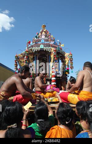 Les prêtres hindous tamouls distribuent des offrandes de houx aux dévotés lors du festival Vinayagar Ther Thiruvizha, dans un temple hindou tamoul en Ontario, au Canada, sur 23 juillet 2016. Ce festival fait partie du festival de 15 jours qui honore Lord Ganesh qui culmine avec une procession extravagante de chars. (Photo de Creative Touch Imaging Ltd./NurPhoto) Banque D'Images