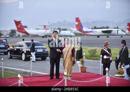 La présidente népalaise Bidhya Devi Bhandari souhaite la bienvenue à son homologue le président chinois Xi Jinping pour une visite d'État de deux jours à Katmandou, au Népal, samedi, à 12 octobre 2019 (photo de Narayan Maharajan/NurPhoto) Banque D'Images