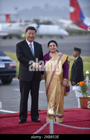La présidente népalaise Bidhya Devi Bhandari souhaite la bienvenue à son homologue le président chinois Xi Jinping pour une visite d'État de deux jours à Katmandou, au Népal, samedi, à 12 octobre 2019 (photo de Narayan Maharajan/NurPhoto) Banque D'Images