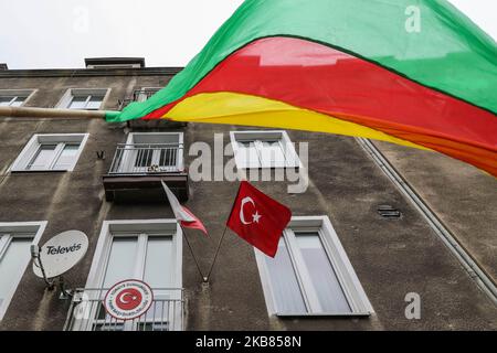 Des manifestants avec drapeau kurde (drapeau du PYD pour Rojava) devant le consulat turc sont vus à Gdansk, en Pologne, le 12 octobre 2019 des personnes protestent contre l'invasion militaire de la Turquie en Syrie. (Photo de Michal Fludra/NurPhoto) Banque D'Images