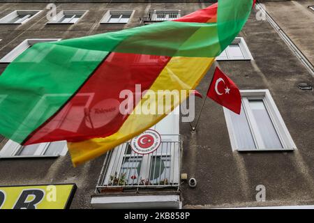 Des manifestants avec drapeau kurde (drapeau du PYD pour Rojava) devant le consulat turc sont vus à Gdansk, en Pologne, le 12 octobre 2019 des personnes protestent contre l'invasion militaire de la Turquie en Syrie. (Photo de Michal Fludra/NurPhoto) Banque D'Images