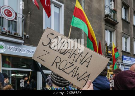 Des manifestants avec drapeau kurde (drapeau du PYD pour Rojava) tenant une bannière qui dit « solidarité avec Rojava » devant le consulat turc sont vus à Gdansk, en Pologne, le 12 octobre 2019 des personnes protestent contre l'invasion militaire de la Turquie en Syrie. (Photo de Michal Fludra/NurPhoto) Banque D'Images