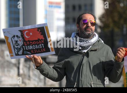 Les militants kurdes et leurs partisans lors de la manifestation "Rzeszow - Rojawa - une cause commune!" Contre l'invasion turque du Kurdistan syrien, organisée dans le centre-ville de Rzeszow en face du Monument de l'Acte révolutionnaire. Samedi, 12 octobre 2019, à Rzeszow, Podkarpackie Voivodeship, Pologne. (Photo par Artur Widak/NurPhoto) Banque D'Images