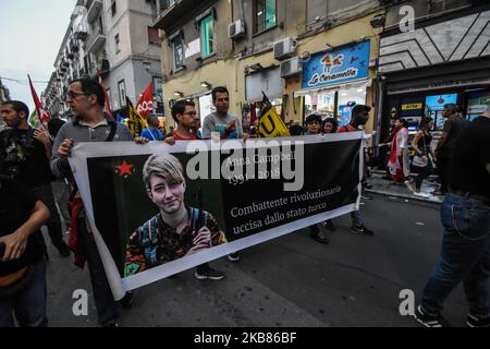 Le peuple de Palerme est descendu dans la rue pour protester contre l'agression turque contre les Kurdes syriens. Environ 250 personnes ont rejoint l'initiative promue par les mouvements de gauche, le COBAS et les centres sociaux. Une bannière contre la guerre est exposée au Palazzo delle Aquile, le siège du maire Leoluca Orlando qui a soutenu l'initiative. Palerme, le 12 octobre 2019. (Photo de Francesco Militello Mirto/NurPhoto) Banque D'Images