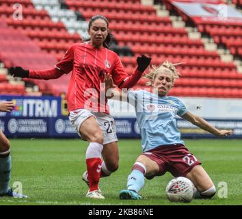 Emma Folis d'Aston Villa Women s'attaque à Hannah Churchill de Charlton Athletic Women lors du championnat FA de femmes entre Charlton Athletic et Aston Villa au Valley Stadium , Londres, Royaume-Uni, le 12 octobre 2019 (photo par action Foto Sport/NurPhoto) Banque D'Images