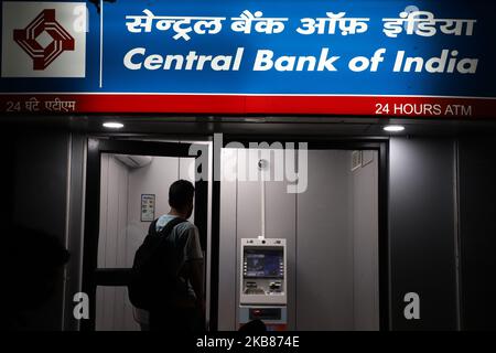 Un homme tente d'entrer dans un guichet automatique de la Banque centrale de l'Inde à New Delhi Inde le 12 octobre 2019 (photo de Nasir Kachroo/NurPhoto) Banque D'Images