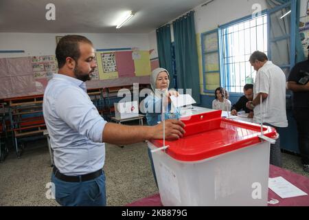 Une femme âgée lance son bulletin de vote pour le second tour des élections présidentielles, dans un bureau de vote de la ville d'Ennasr, dans le gouvernorat d'Ariana, au nord-est de la Tunisie, sur 13 octobre 2019. (Photo de Chedly Ben Ibrahim/NurPhoto) Banque D'Images