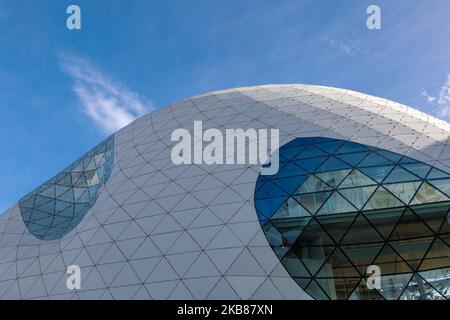 Vue extérieure ensoleillée de l'architecture légendaire de Blob avec façade triangulaire à motifs géométriques. Banque D'Images