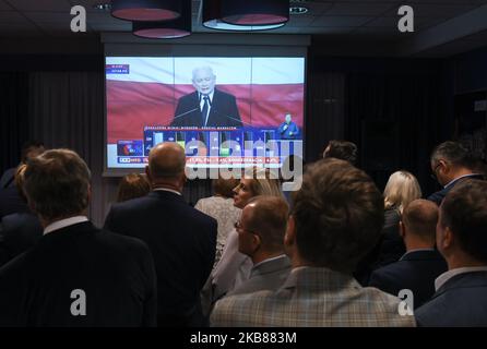 Les membres du parti au pouvoir droit et Justice de Pologne observent le discours de leur président Jaroslaw Kaczynski, car le SIP est sur le fait d'être victorieux aux élections législatives, selon les sondages de sortie. Le dimanche, 13 octobre 2019, à Cracovie, Malopolskie Voivodeship, Pologne. (Photo par Artur Widak/NurPhoto) Banque D'Images