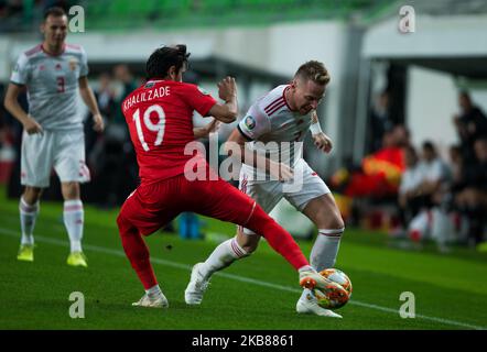 Balazs Dzsudzsak, de Hongrie, est en compétition pour le bal avec Tamkin Khalilzade, d'Azerbaïdjan, lors du match de qualification européen en Hongrie et en Azerbaïdjan au stade Groupama, le 13 octobre 2019 à Budapest, Hongrie. (Photo de Robert Szaniszlo/NurPhoto) Banque D'Images