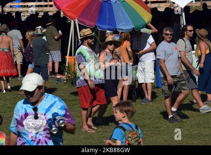 Les gens apprécient l'atmosphère du festival annuel de musique de la revue Suwannee Roots 4th au parc musical Spirit of the Suwannee sur 12 octobre 2019 à Live Oak, en Floride. (Photo de Paul Hennessy/NurPhoto) Banque D'Images