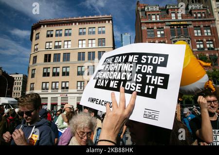 Des centaines d'activistes ont défilé de Times Square à Union Square à New York pour appeler à la destitution du président Donald Trump à 13 octobre 2019, à New York, aux États-Unis. (Photo de Karla Ann Cote/NurPhoto) Banque D'Images