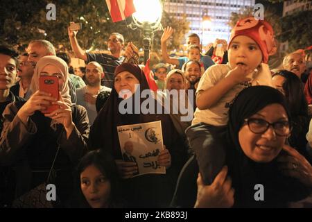 Les femmes portant un voile et portant le drapeau de la Tunisie et des posters de Kais Said assistent à la célébration de la victoire de Kais Saied en Tunisie après un scrutin de sortie, sur l'avenue Habib Bourguiba dans la capitale Tunis, sur 13 octobre 2019. (Photo de Chedly Ben Ibrahim/NurPhoto) Banque D'Images