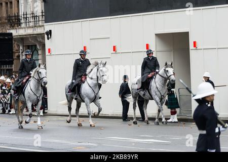 La police montée patrouille la zone à l'extérieur des chambres du Parlement lors de l'ouverture du Parlement le 14 octobre 2019 à Londres, en Angleterre. (Photo de Wiktor Szymanowicz/NurPhoto) Banque D'Images