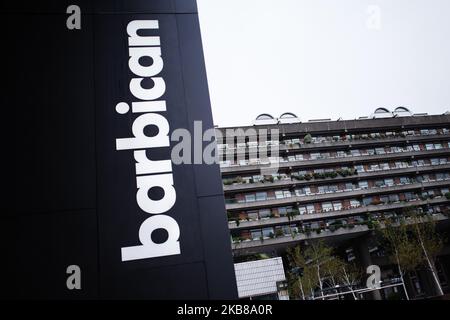 Un panneau indiquant le centre artistique Barbican se trouve sur la terrasse au bord du lac du domaine Barbican à Londres, en Angleterre, sur 14 octobre 2019. (Photo de David Cliff/NurPhoto) Banque D'Images