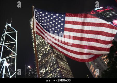 Un drapeau américain est vu agitant lors d'un rassemblement à Hong Kong, Chine, 14 octobre 2019. Des manifestants se sont rassemblés dans le quartier central de la ville dans le cadre d'un rassemblement sanctionné par la police en faveur du Hong Kong Human Rights and Democracy Act, un projet de loi proposé aux États-Unis pour imposer des sanctions à la ville. (Photo de Vernon Yuen/NurPhoto) Banque D'Images