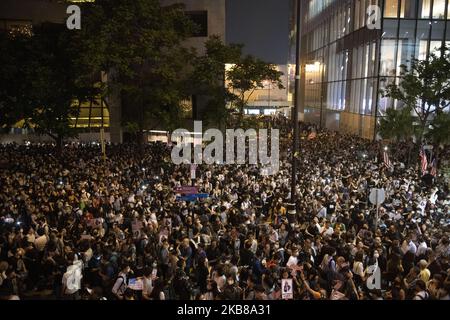 Des manifestants sont vus assister à un rassemblement à Hong Kong, Chine, 14 octobre 2019. Des manifestants se sont rassemblés dans le quartier central de la ville dans le cadre d'un rassemblement sanctionné par la police en faveur du Hong Kong Human Rights and Democracy Act, un projet de loi proposé aux États-Unis pour imposer des sanctions à la ville. (Photo de Vernon Yuen/NurPhoto) Banque D'Images