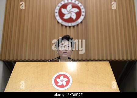 Carrie Lam, chef de la direction de Hong Kong, est vue avant sa réunion du Conseil exécutif à Hong Kong, en Chine, au 15 octobre 2019. Carrie Lam, leader de Hong Kong, annonce son troisième discours politique pour son mandat le lendemain 17 octobre, Hong Kong a été secouée par des mois de protestation (photo de Vernon Yuen/NurPhoto) Banque D'Images