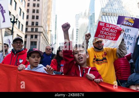 Les étudiants marchent avec les membres du Syndicat international des employés de service (SEIU) et du Syndicat des enseignants de Chicago (CTU) dans le centre-ville de Chicago sur 14 octobre 2019. Les membres du CTU et du SEIU, qui totalisent 35 000 travailleurs, se préparent à faire grève sur 17 octobre si les négociations contractuelles avec la ville ne sont pas finalisées. (Photo de Max Herman/NurPhoto) Banque D'Images