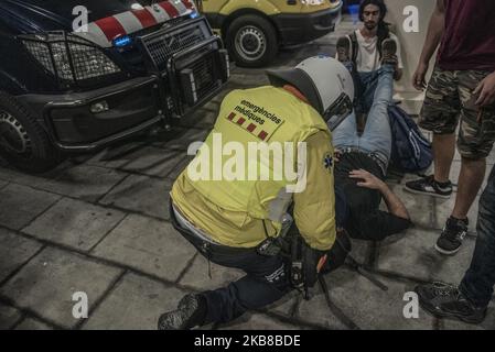 Des manifestations spontanées ont éclaté en Catalogne lundi 14 octobre 2019, demandant la libération des dirigeants politiques catalans après qu'ils aient été condamnés à des peines sévères par un tribunal espagnol. Des milliers de manifestants en colère ont défilé sur l'aéroport El Prat de Barcelone, Là où de mauvais affrontements ont éclaté avec la police. Plus tôt lundi, la Cour suprême d'Espagne a condamné neuf dirigeants catalans à des peines de prison allant de neuf à 13 ans pour sédition et utilisation abusive de fonds publics pour leur rôle dans une tentative d'indépendance ratée en 2017. (Photo par Emili Puig/NurPhoto) Banque D'Images