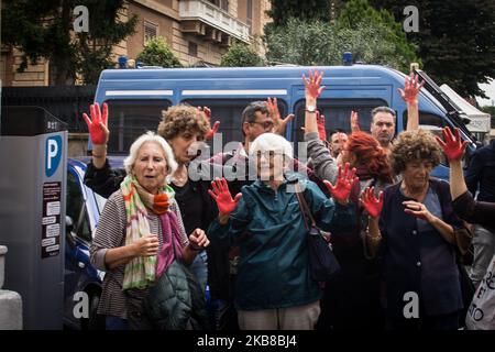 Antiraciste Red Hands proteste devant l'ambassade de Turquie à Rome leur dissidence contre la guerre en Rojava, l'invasion du nord de la Syrie par la Turquie, et leur solidarité avec les victimes kurdes sur 15 octobre 2019 à Rome, en Italie. (Photo par Andrea Ronchini/NurPhoto) Banque D'Images