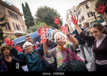 Antiraciste Red Hands proteste devant l'ambassade de Turquie à Rome leur dissidence contre la guerre en Rojava, l'invasion du nord de la Syrie par la Turquie, et leur solidarité avec les victimes kurdes sur 15 octobre 2019 à Rome, en Italie. (Photo par Andrea Ronchini/NurPhoto) Banque D'Images