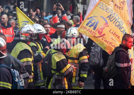 Les pompiers protestent alors qu'ils marchent au cours de la journée de mobilisation et de démonstration nationale des pompiers professionnels français à Paris, sur 15 octobre 2019. (Photo de Michel Stoupak/NurPhoto) Banque D'Images