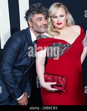 HOLLYWOOD, LOS ANGELES, CALIFORNIE, États-Unis - OCTOBRE 15: Taika Waititi et Rebel Wilson arrivent à la première de "Jojo Rabbit" de Fox Searchlight qui s'est tenue au Hollywood American Legion Post 43 sur 15 octobre 2019 à Hollywood, Los Angeles, Californie, États-Unis. (Photo de David Acosta/image Press Agency/NurPhoto) Banque D'Images