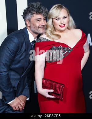 HOLLYWOOD, LOS ANGELES, CALIFORNIE, États-Unis - OCTOBRE 15: Taika Waititi et Rebel Wilson arrivent à la première de "Jojo Rabbit" de Fox Searchlight qui s'est tenue au Hollywood American Legion Post 43 sur 15 octobre 2019 à Hollywood, Los Angeles, Californie, États-Unis. (Photo de David Acosta/image Press Agency/NurPhoto) Banque D'Images