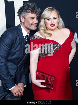 HOLLYWOOD, LOS ANGELES, CALIFORNIE, États-Unis - OCTOBRE 15: Taika Waititi et Rebel Wilson arrivent à la première de "Jojo Rabbit" de Fox Searchlight qui s'est tenue au Hollywood American Legion Post 43 sur 15 octobre 2019 à Hollywood, Los Angeles, Californie, États-Unis. (Photo de David Acosta/image Press Agency/NurPhoto) Banque D'Images