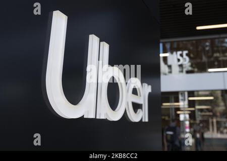 Le logo Uber est visible à son siège social à San Francisco, Californie, sur 15 octobre 2019. La société de ridesharing a mis à pied lundi 350 employés, 14 octobre, dans le but de réduire les coûts. Les actions d'Uber ont grimpé de 3,2% après l'annonce. (Photo par Yichuan Cao/NurPhoto) Banque D'Images